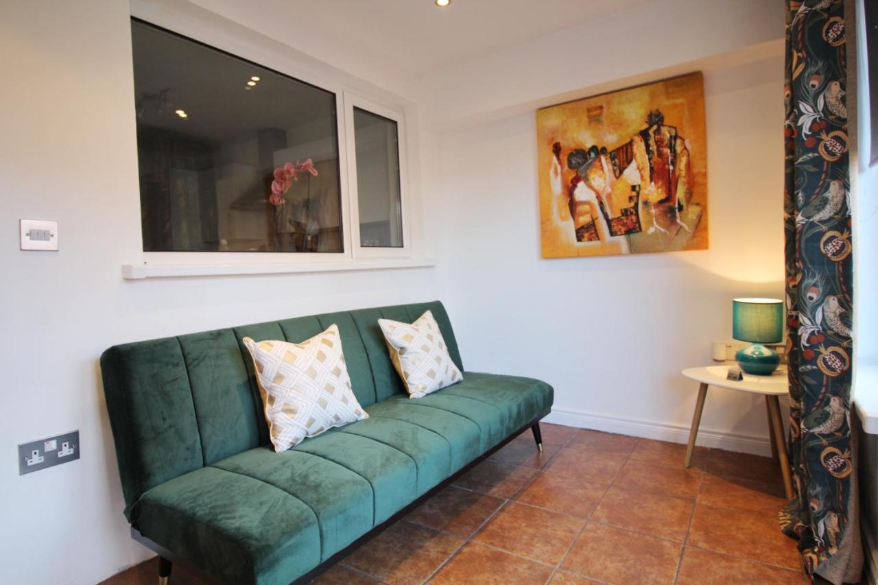 Anjore House - Modern Serviced In